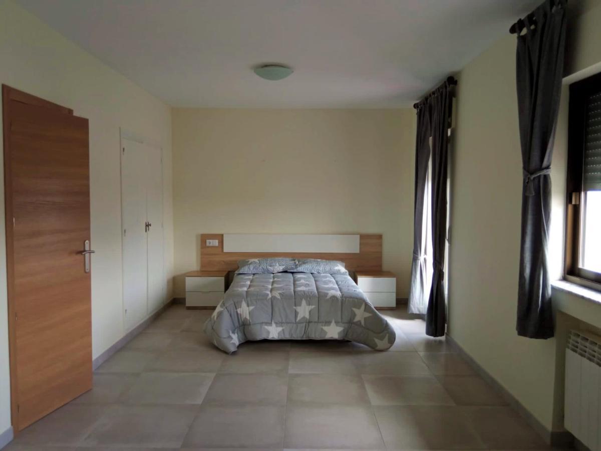 Calvarrasa de Abajo La Villa Hostal מראה חיצוני תמונה