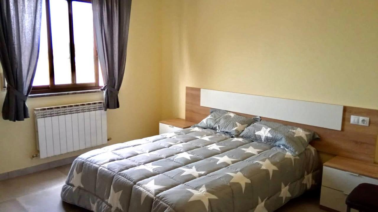 Calvarrasa de Abajo La Villa Hostal מראה חיצוני תמונה