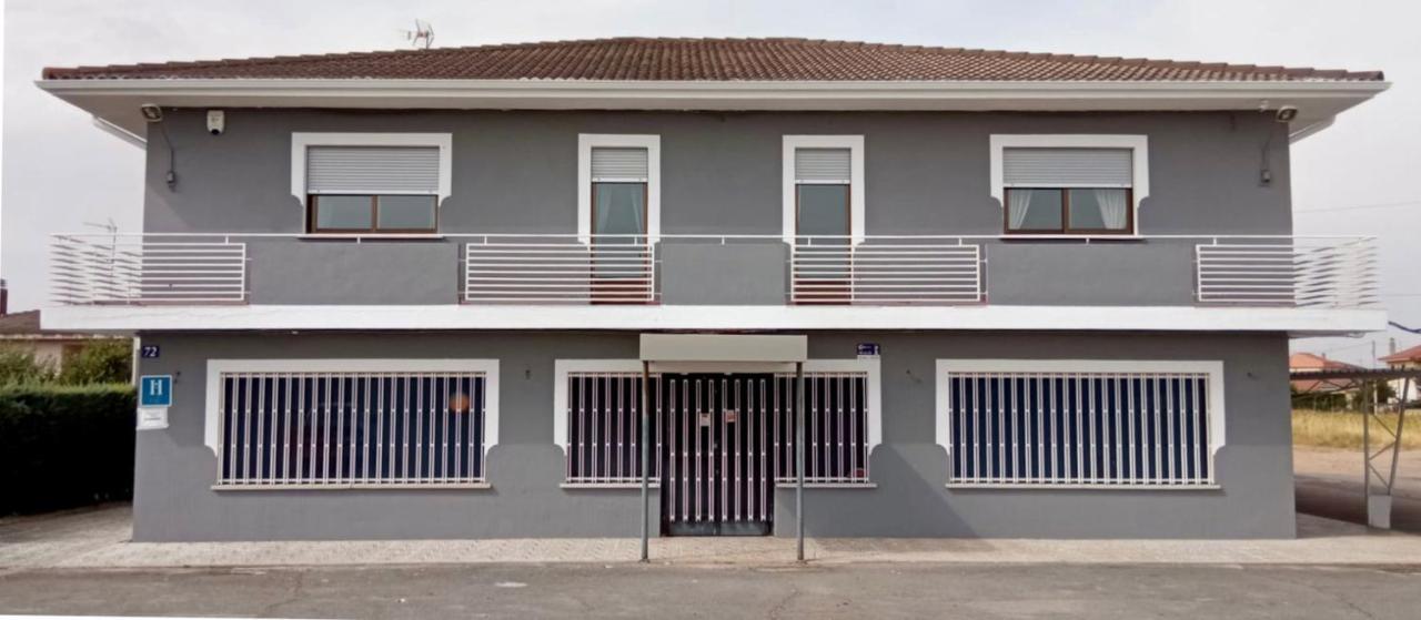 Calvarrasa de Abajo La Villa Hostal מראה חיצוני תמונה