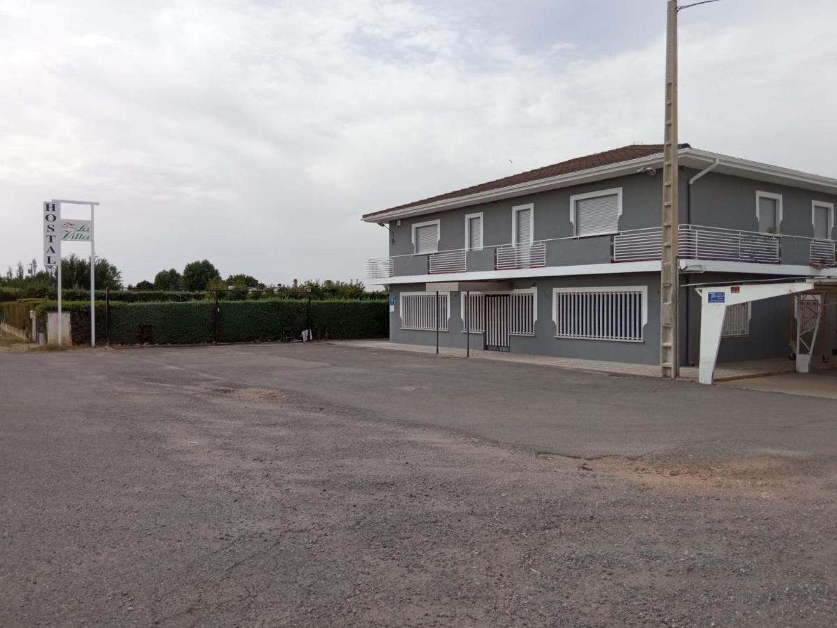 Calvarrasa de Abajo La Villa Hostal מראה חיצוני תמונה