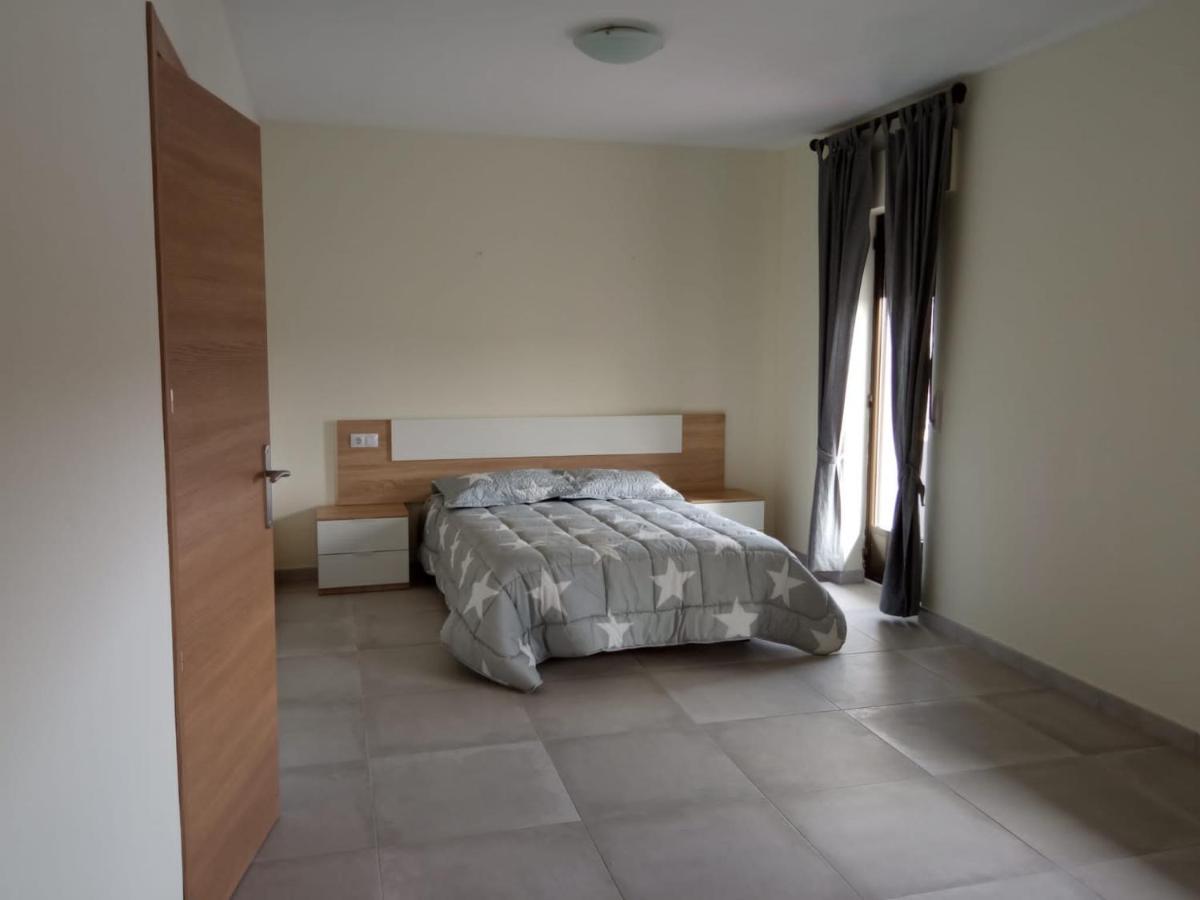 Calvarrasa de Abajo La Villa Hostal מראה חיצוני תמונה