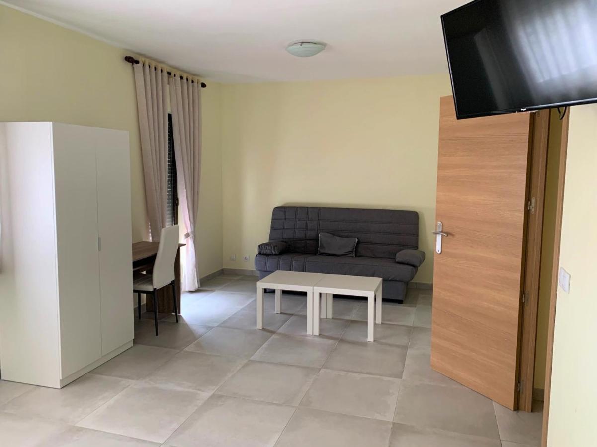 Calvarrasa de Abajo La Villa Hostal מראה חיצוני תמונה