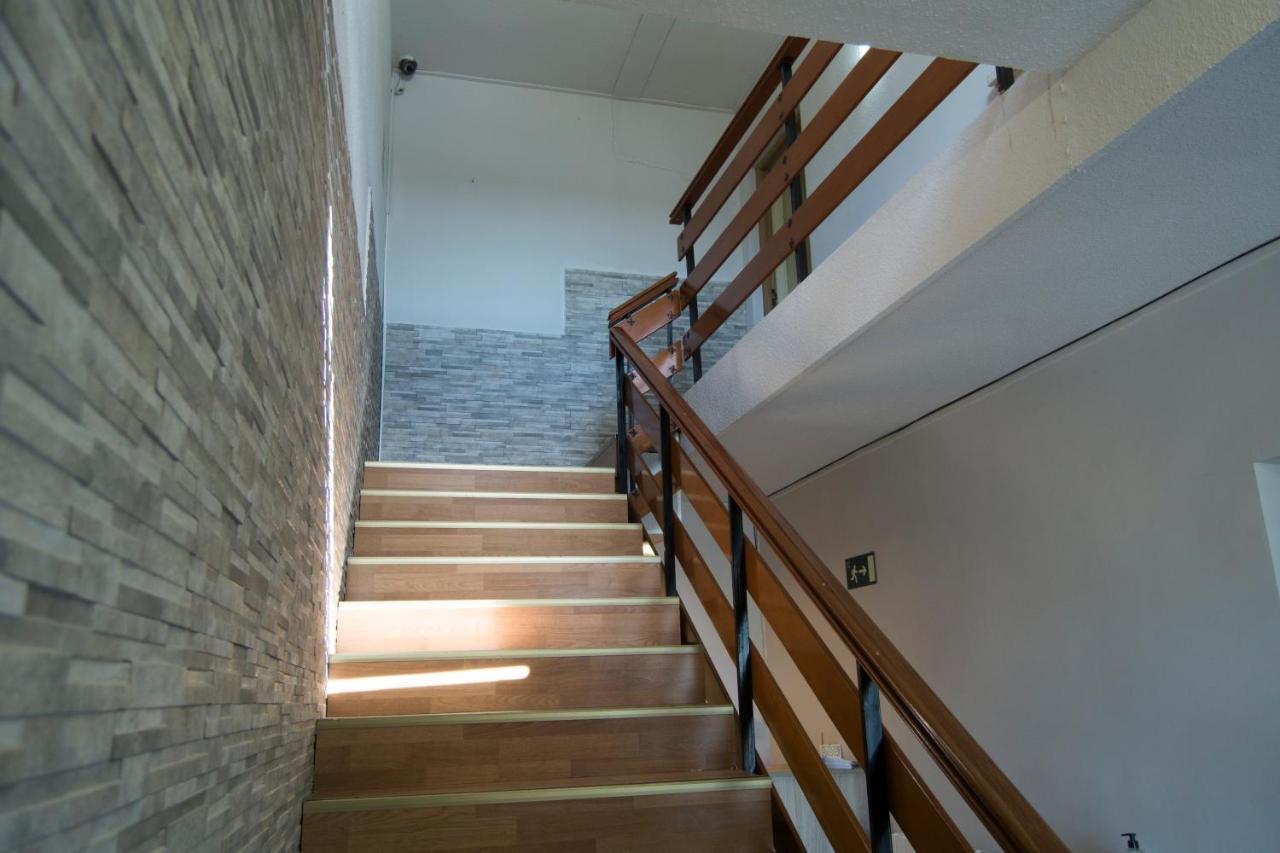 Calvarrasa de Abajo La Villa Hostal מראה חיצוני תמונה